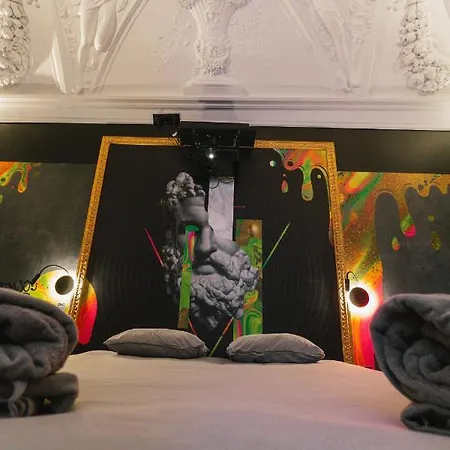 Capsule Art Deco: Luxe Entertainment With Jacuzzi Apartment *